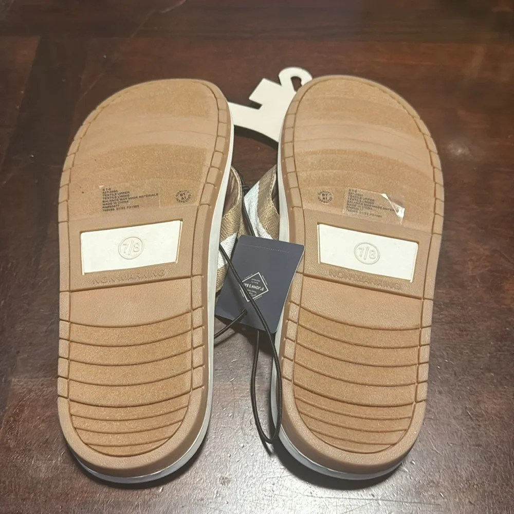 St. John's Bay Mens Flip-Flops Small 7/8 Tan and White